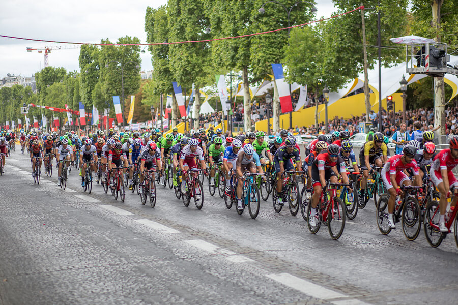Pelotón de ciclistas disputando el Tour de Francia.