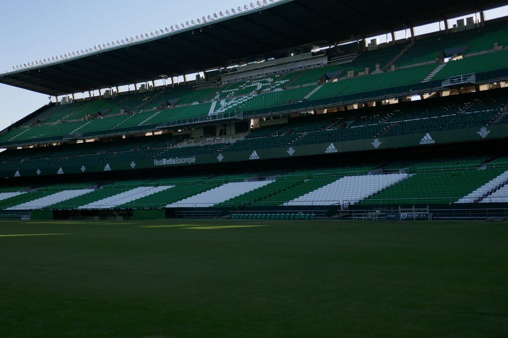 El estadio del Real Betis tiene el nombre de Benito Villamarín.