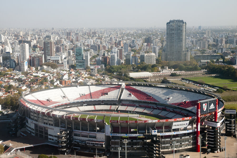 El Monumental es el recinto donde juega de local el River Plate, y uno de los estadios más importantes de Sudamérica..