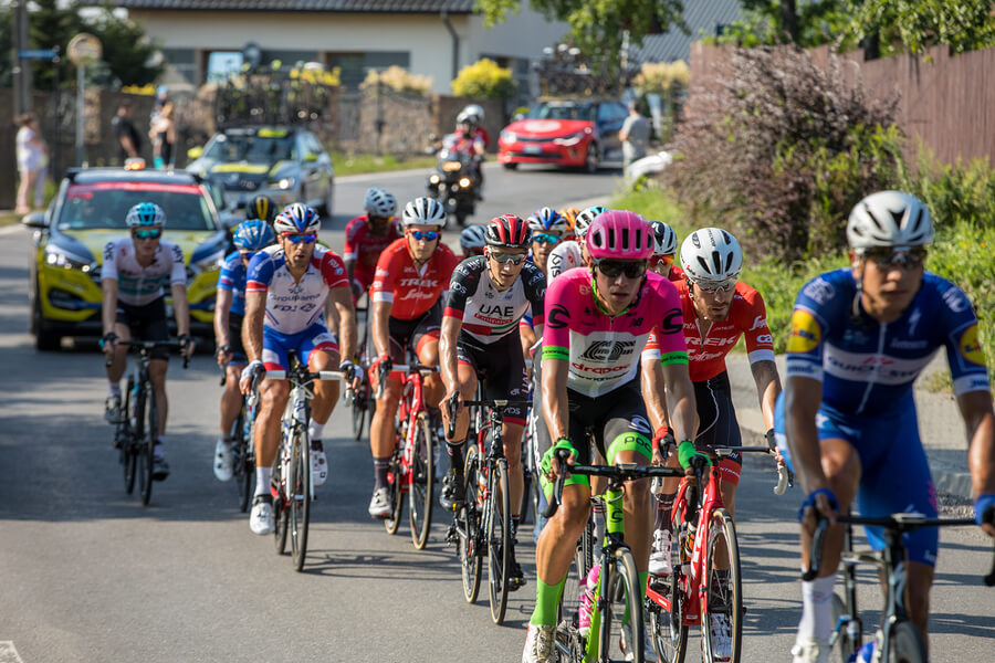 Deportistas participan en una competencia de la Unión de Ciclismo Internacional.