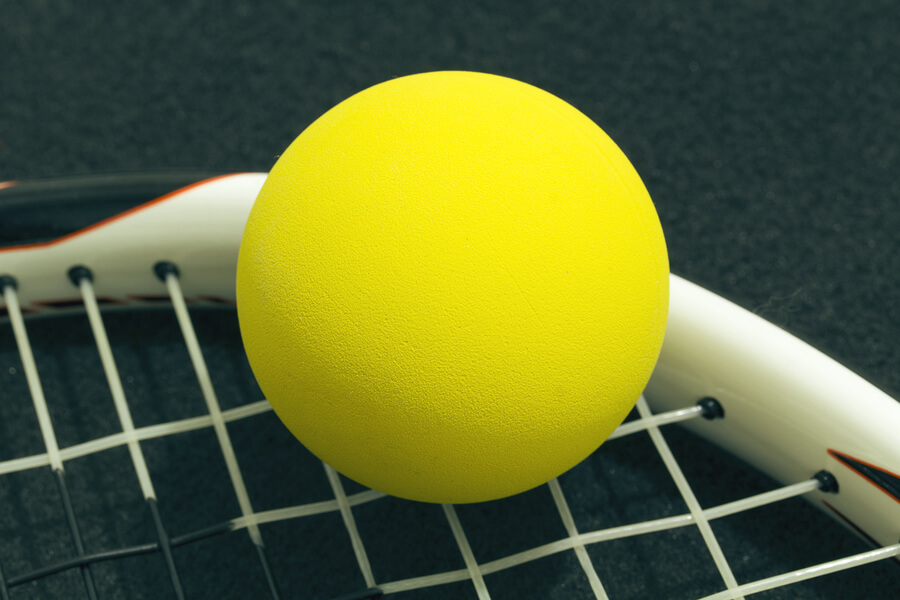 El frontenis es otra modalidad de la pelota vasca que se juega con raqueta.