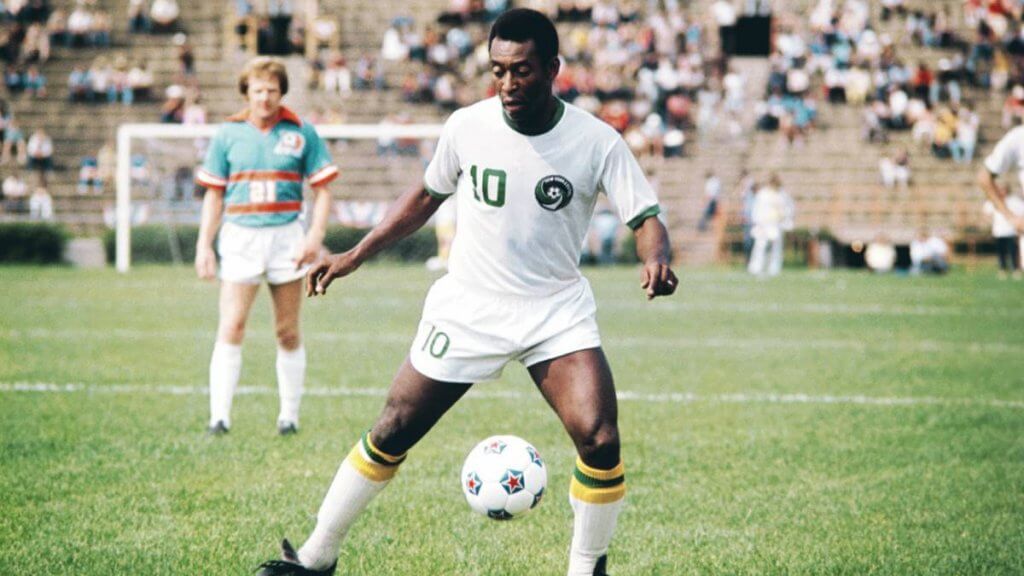 Pelé, uno de los mejores deportistas de Brasil, se retiró jugando para el Cosmos.