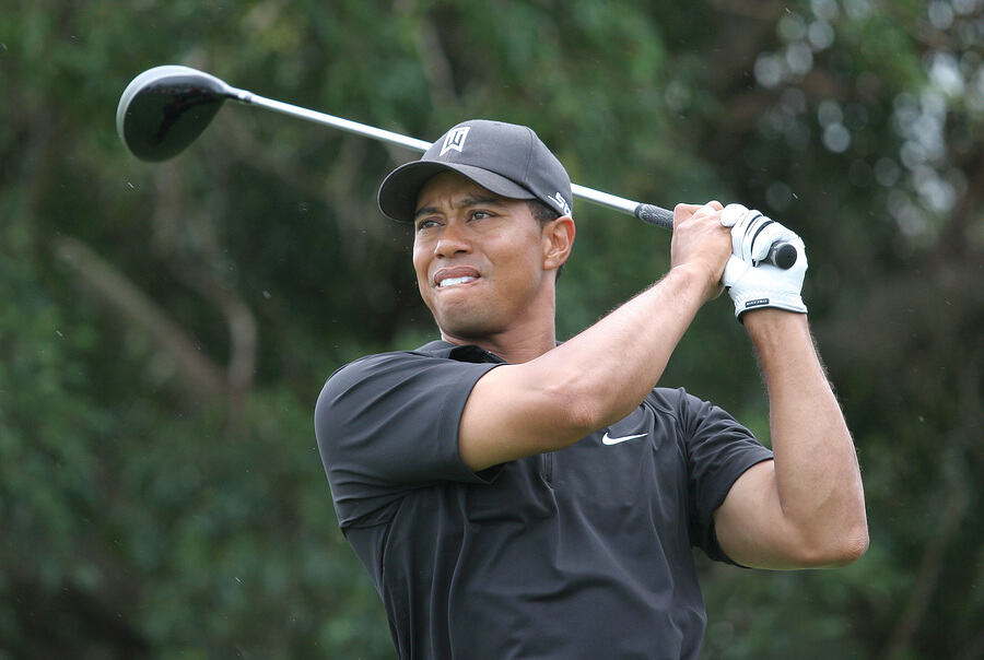 Tiger Woods, uno de los mejores deportistas de Estados Unidos, compitiendo en golf.