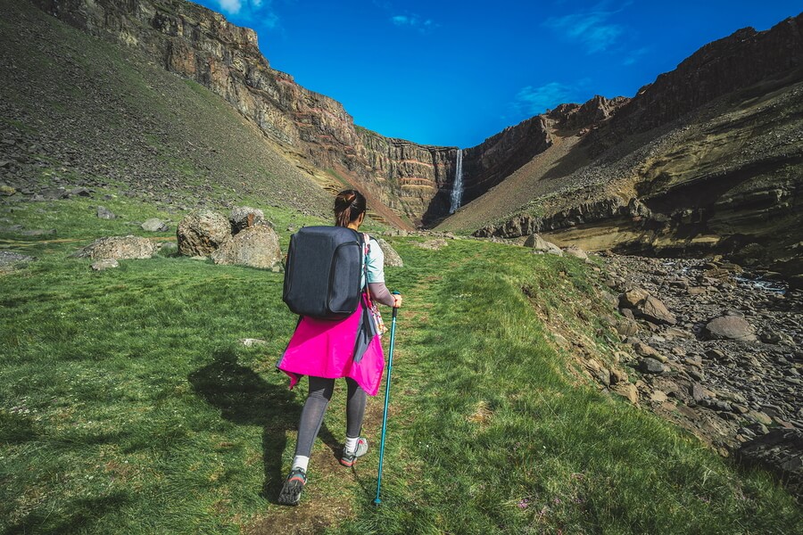 Chica realizando trekking, uno de los deportes de montaña más reconocidos.