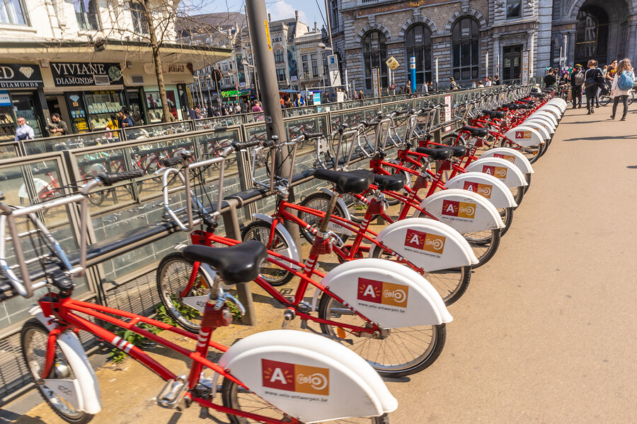 Alquiler en Amberes, una de las mejores ciudades para recorrer en bicicleta.