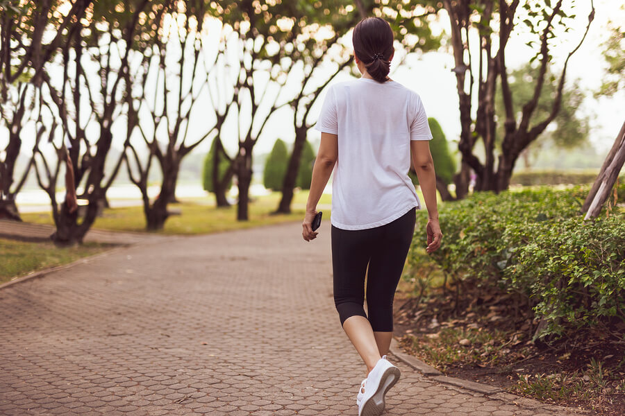 Caminar es una buena manera de mantenerse activo durante la cuarentena.