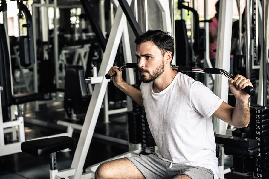 Fortalecer los músculos ayuda a mejorar la postura corporal.
