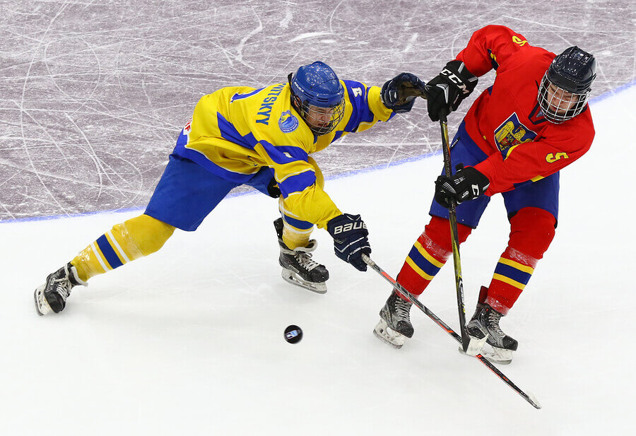Dos hombres jugando hockey sobre hielo, uno de los más intensos deportes que requieren resistencia.