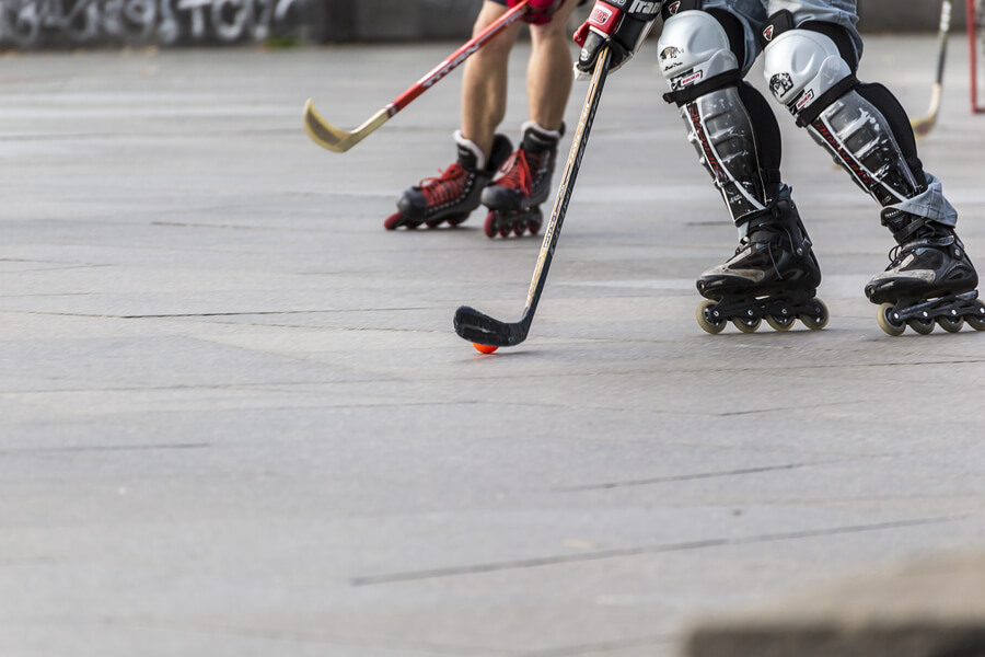 El hockey es otro de los deportes sobre patines más populares.