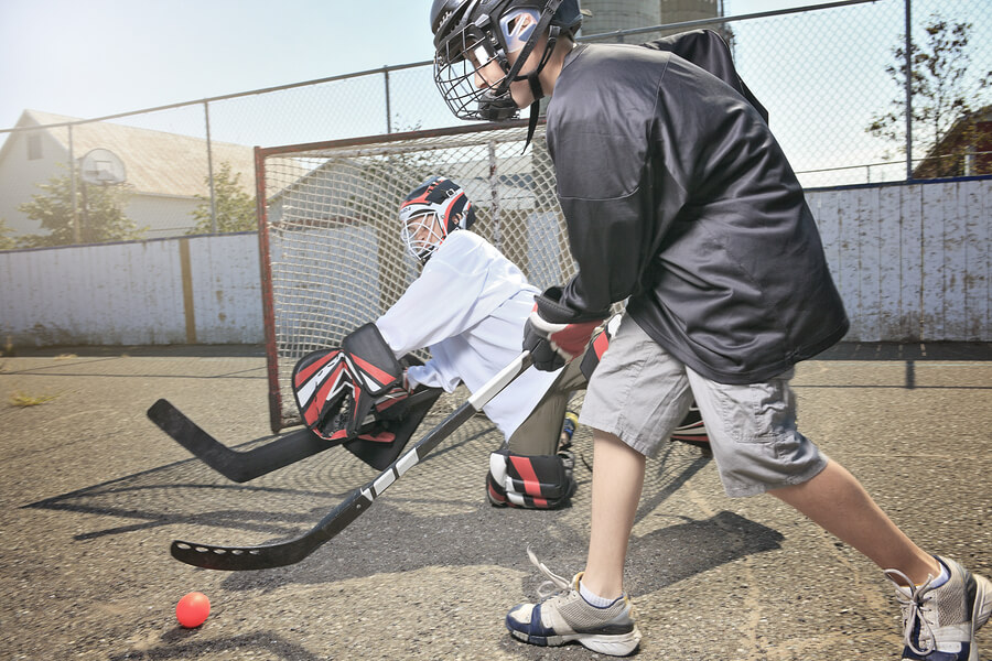 Niños durante una práctica de hockey.