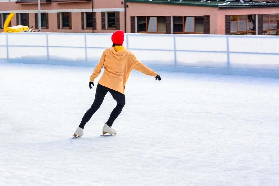 Chica realizando patinaje artístico sobre hielo.