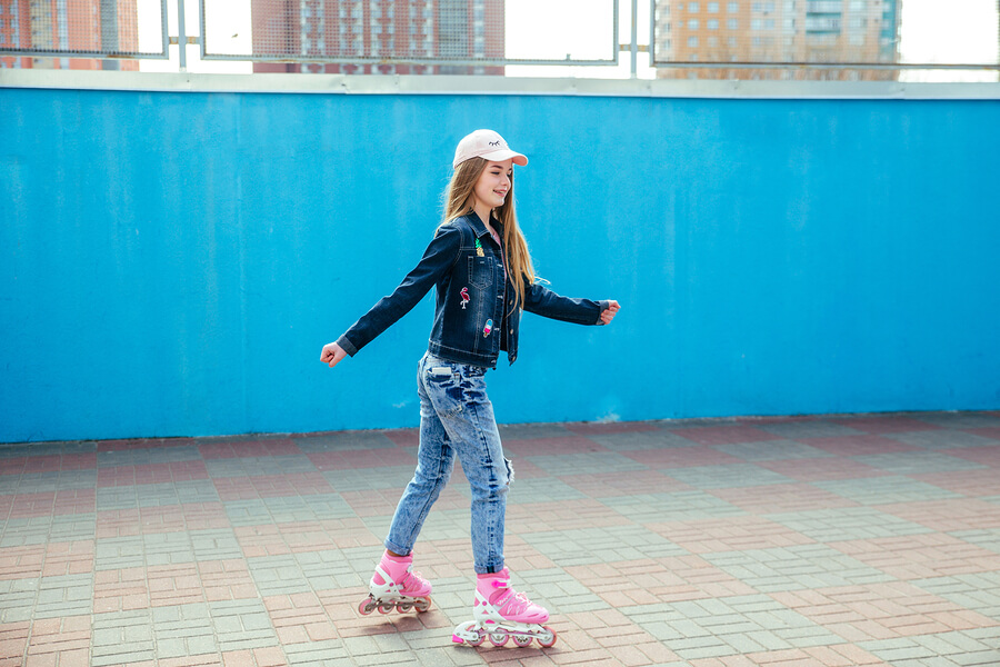 Chica realizando deportes sobre patines de ruedas.