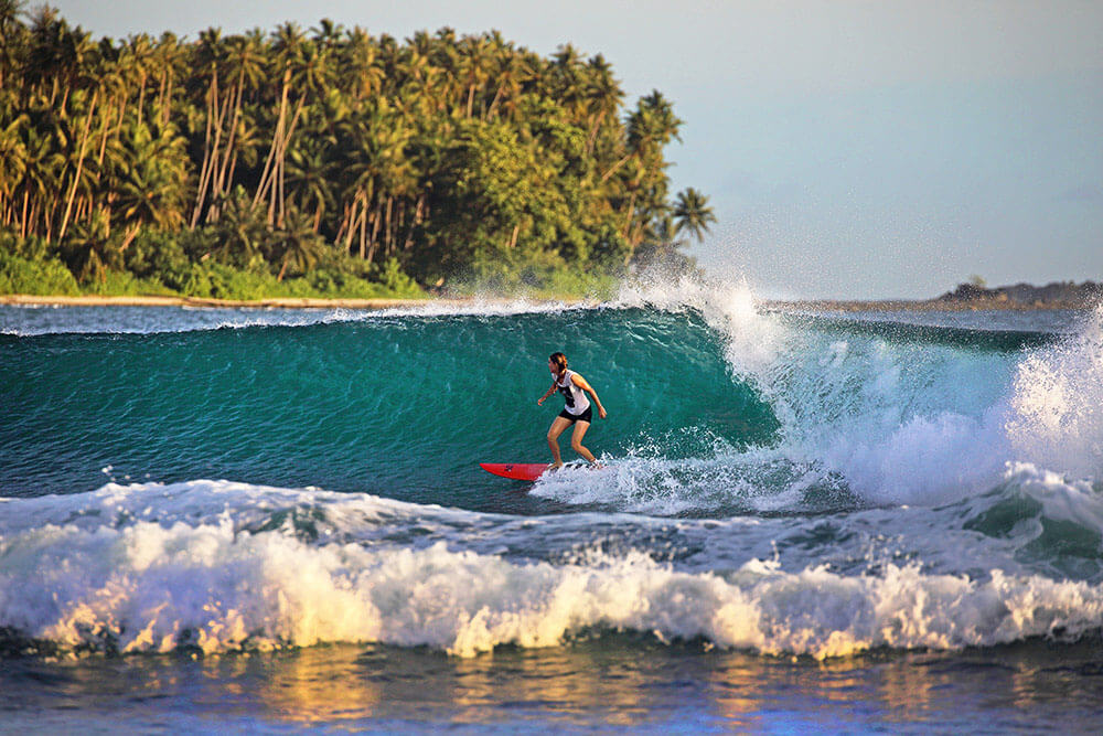 Lagundri Bay es una de las mejores playas para hacer surf del mundo.