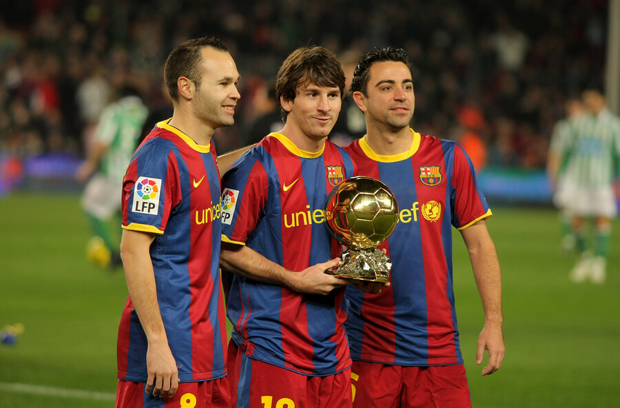 Xavi e Iniesta con Messi, ganador del Balón de Oro.