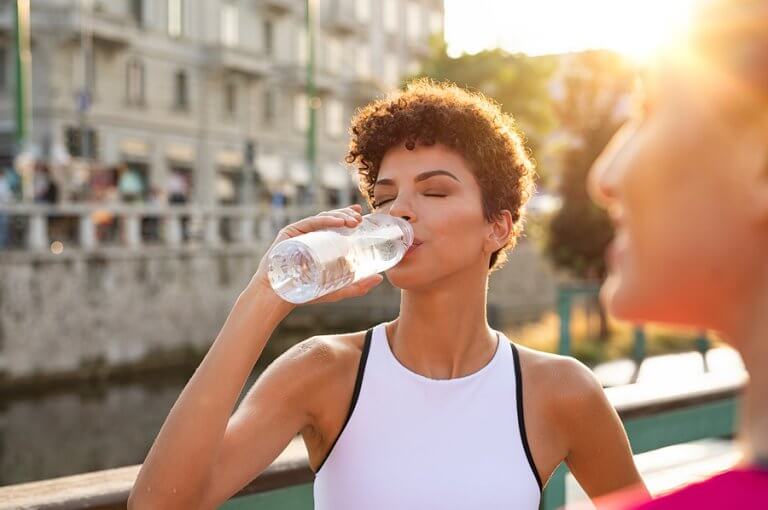Tips para una buena hidratación en caminatas con climas cálidos