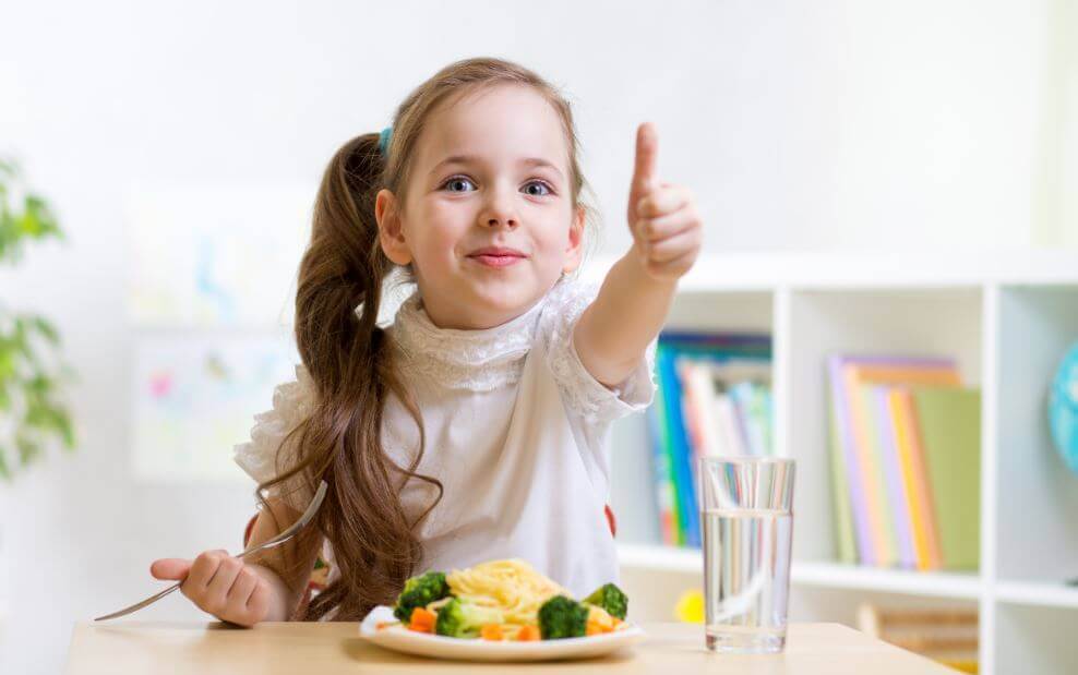 El consumo de los nutrientes esenciales es importante para niños y adolescentes.