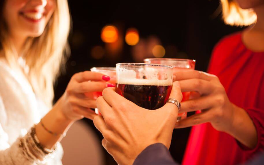El consumo de alcohol debería limitarse para vivir unas fiestas saludables.