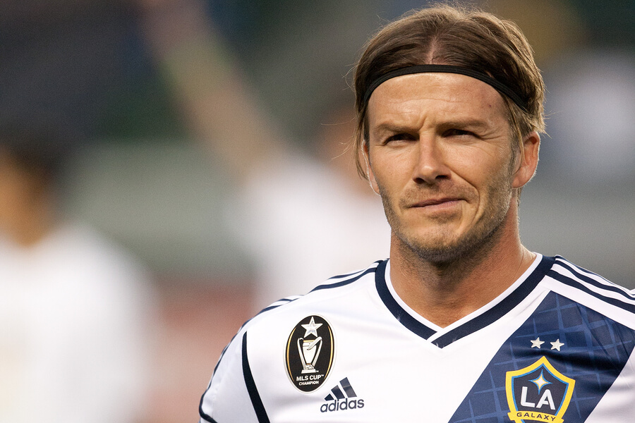 David Beckham posando con la camiseta de Los Ángeles Galaxy.