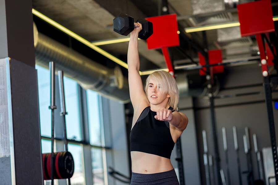 Mujer haciendo ejercicio para fortalecer y prevenir el dolor de hombro.