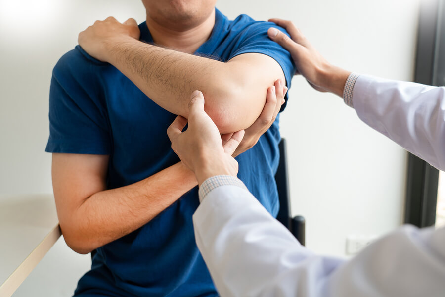 El fisioterapeuta puede ayudarnos a prevenir el dolor de hombros.