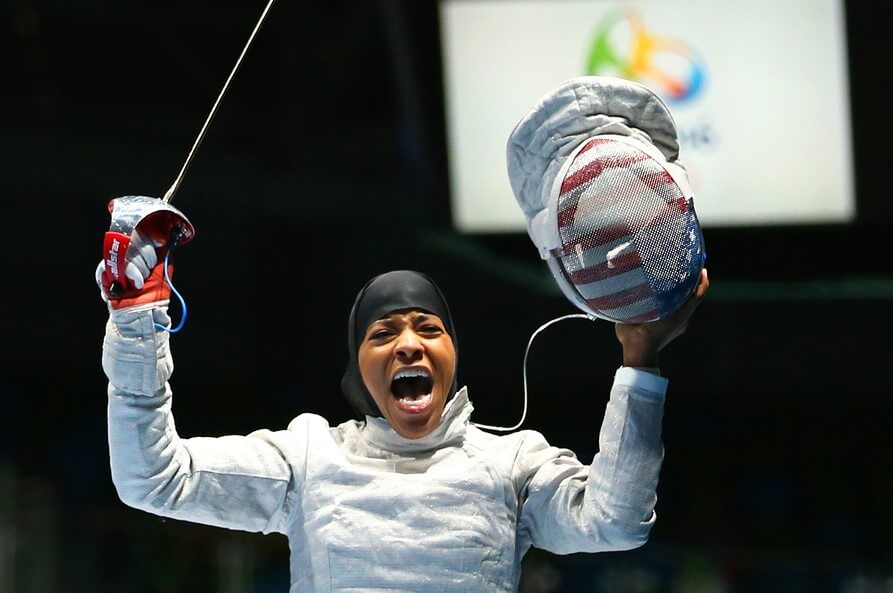 Deportista musulmana compitiendo en esgrima en los Juegos Olímpicos.