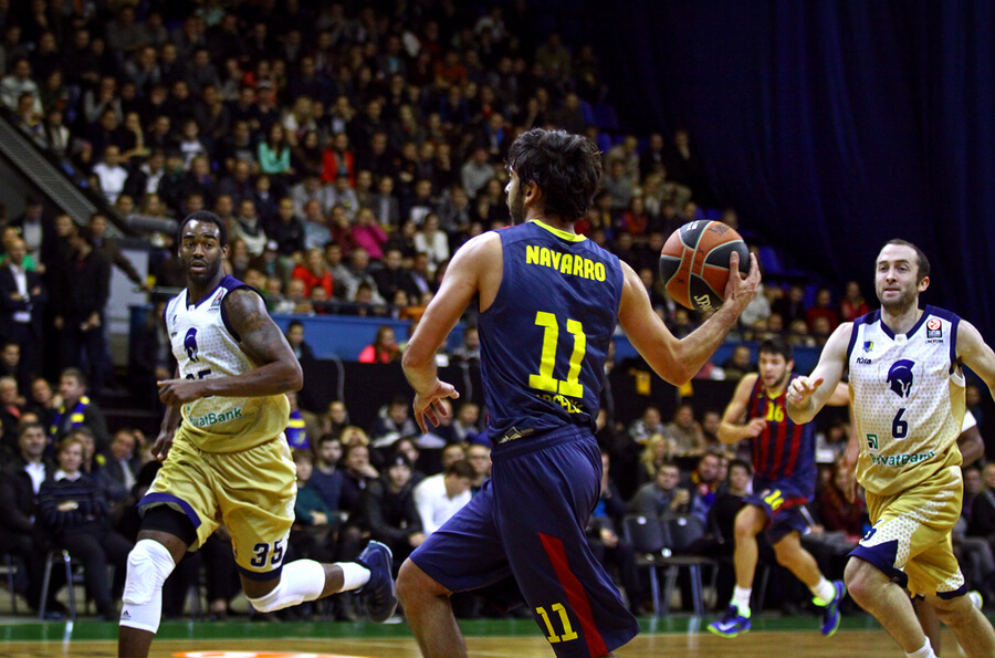 Navarro jugando baloncesto para el Barcelona.