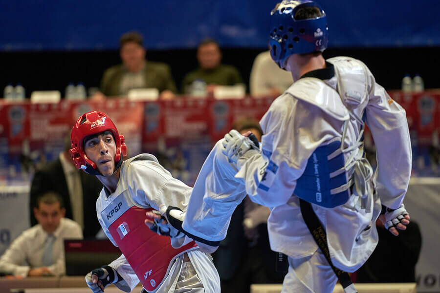 Luchadores se enfrentan bajo las normas del reglamento de Taekwondo.
