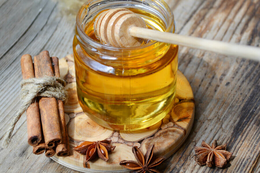 La miel es uno de los azúcares naturales, pero no debemos abusar de ella.