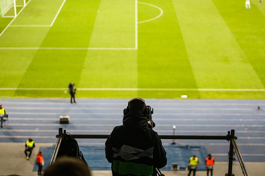 Cámara de televisión que transmite un partido de fútbol.