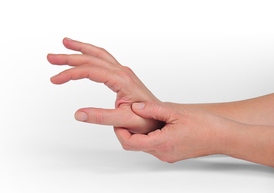 La rizartrosis provoca dolor en el dedo pulgar.