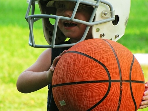 niño con balón representando a los niños con altas capacidades deportivas 