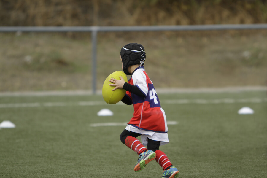 El rugby aumenta la posibilidad de conmoción cerebral en niños.