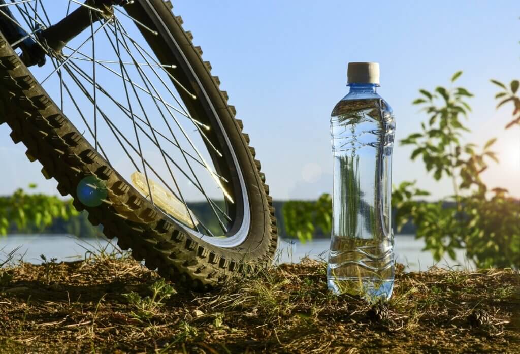 En el ciclismo: ¿Agua embotellada o bebida isotónica?