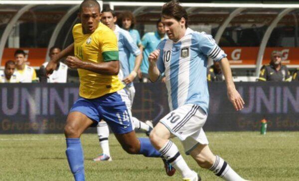 Messi enfrentando a Brasil en una de las rivalidades entre seleccione más fuertes del mundo.