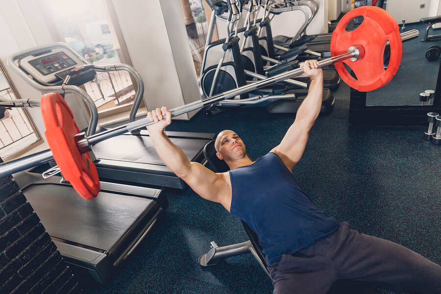 Hombre haciendo ejercicios para producir estrés metabólico y ganar masa muscular.