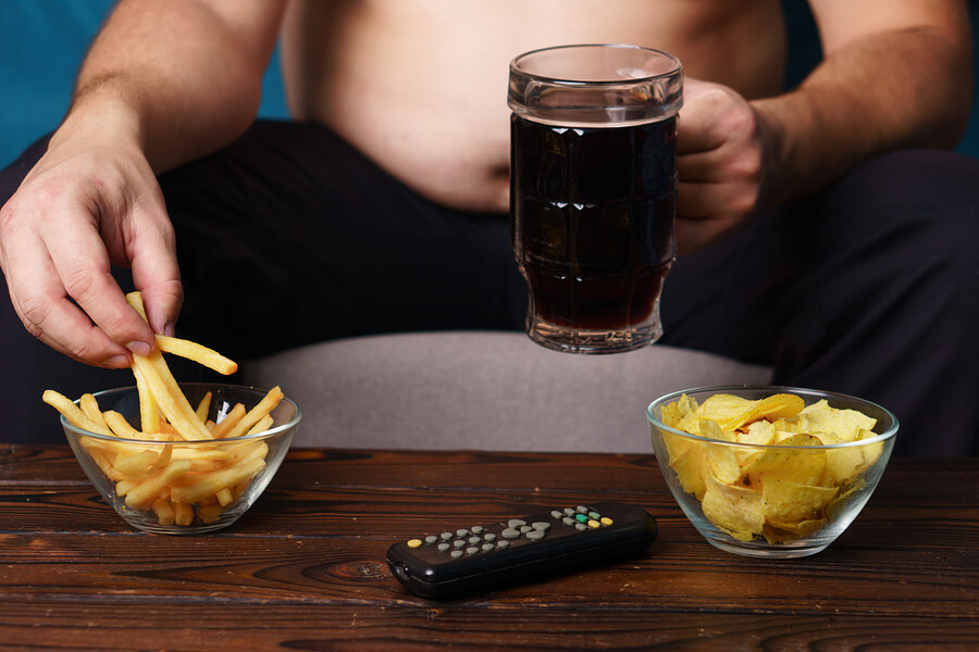 Hombre consumiendo grasas trans malas para la salud.