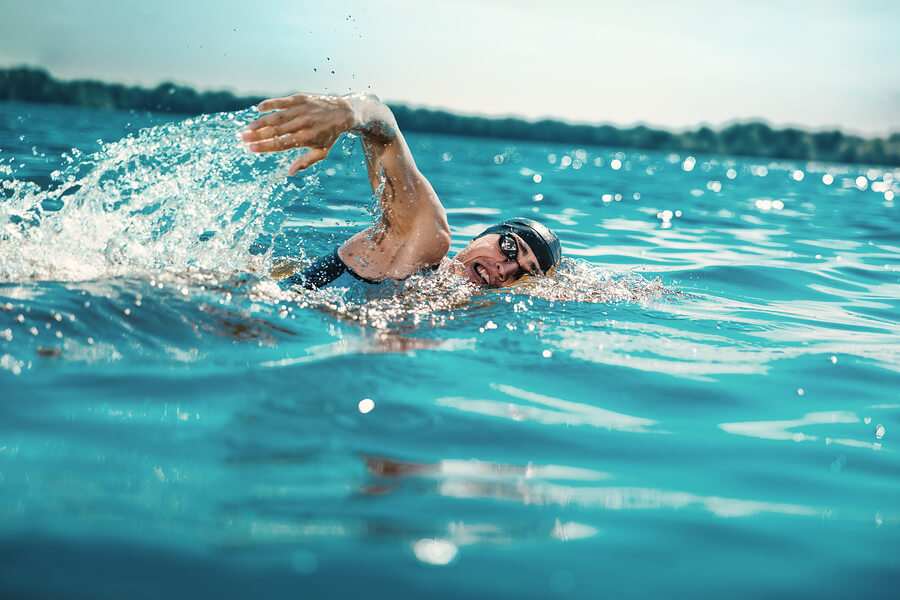 Nadador de aguas frías adaptándose para la competición.