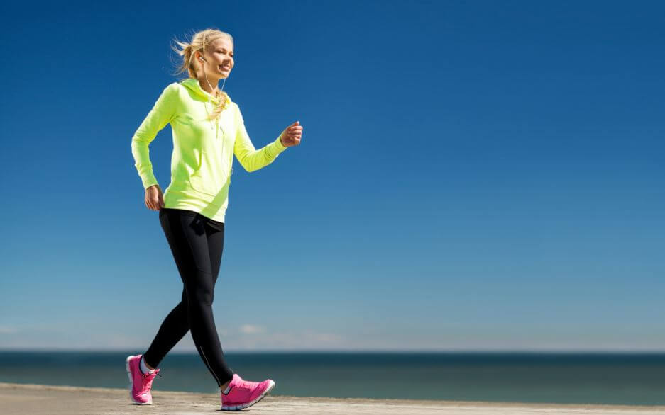 Caminar es una actividad recomendada para quienes padecen osteoporosis.