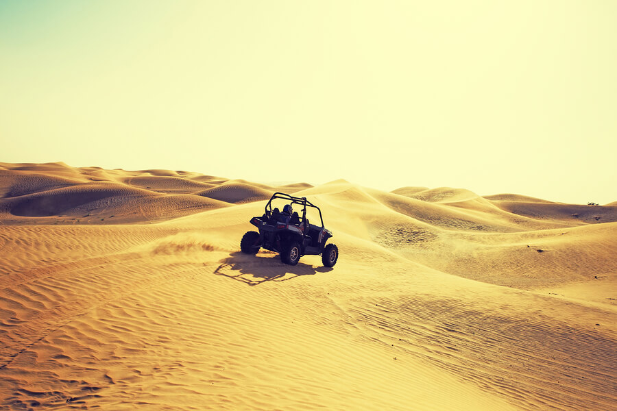 Andar en buggy es uno de los deportes de aventura en el desierto más populares.