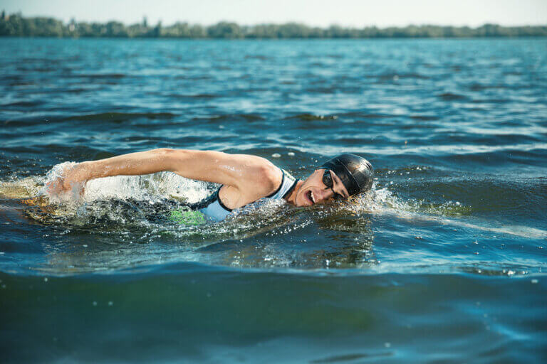 ¿Cómo adaptan su cuerpo los nadadores de agua fría?
