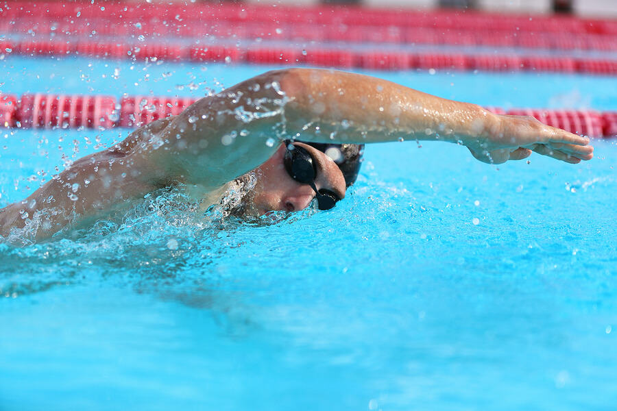يجني الإنسان فوائد السباحة من أجل الصحة.