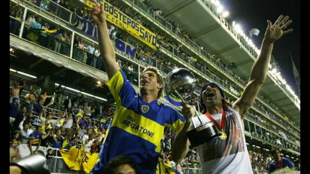 Palermo y Tevez festejan la Copa Sudamericana 2005.