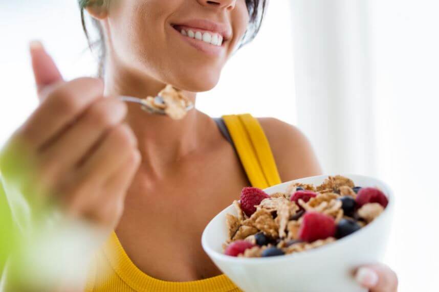 Los cereales integrales ayudan a construir músculo, incluso en una dieta vegana.