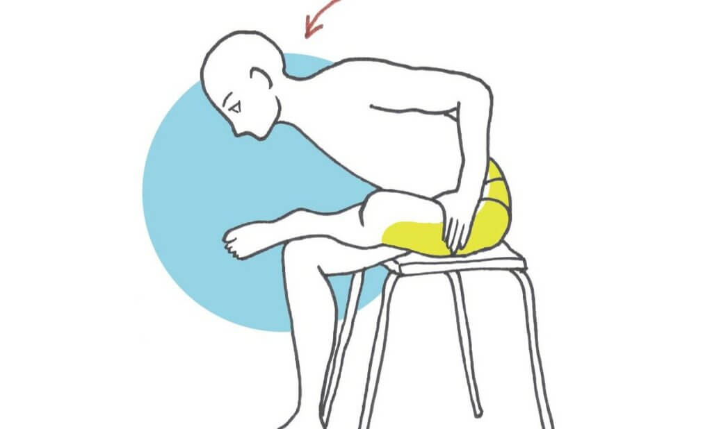 Estiramiento del músculo piramidal en posición de sentado.