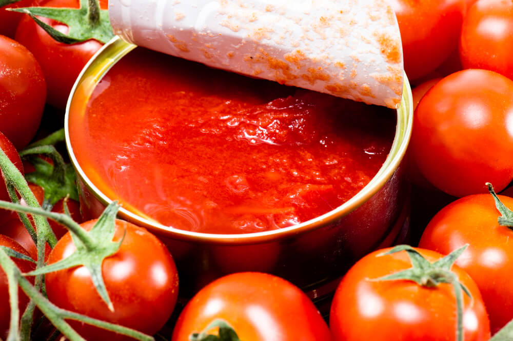 El tomate en conserva puede ser uno de los alimentos neurotóxicos que es conveniente evitar.