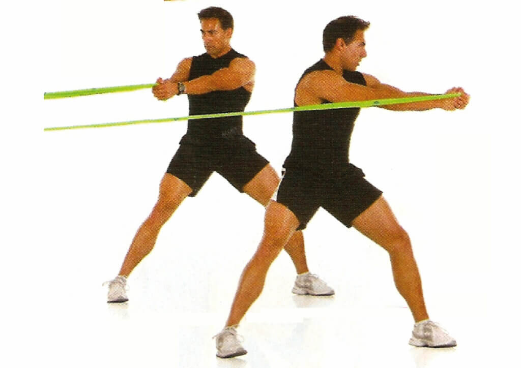 Hombre realizando rotación de cadera con bandas elásticas.