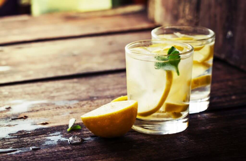 El agua con limón para bajar de peso puede ayudar por su efecto saciante.