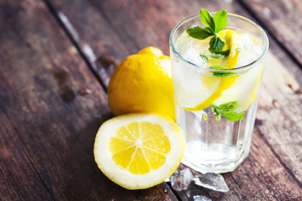 ¿Ayuda el agua con limón para bajar de peso?