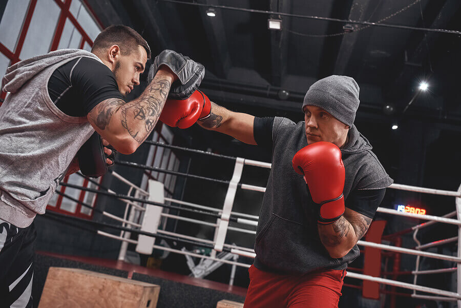 Práctica de boxeo entre dos deportistas.