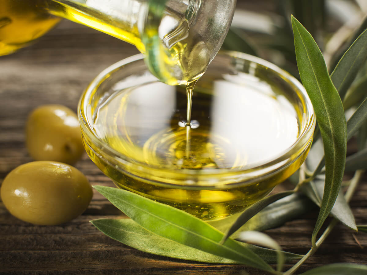 El aceite de oliva contiene grasas saturadas.